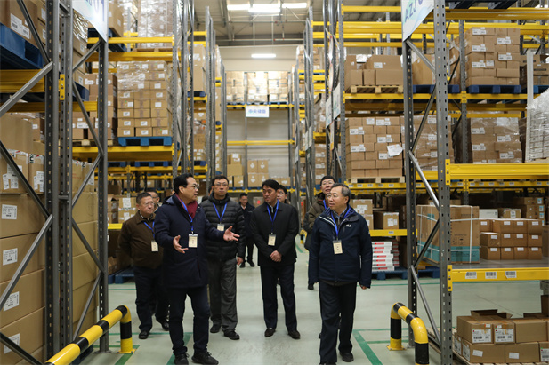 2020年1月24日上午，集團董事長、黨委書記劉敬楨和副總經(jīng)理胡建偉前往國藥控股所屬的國藥器械北京物流中心，對疫情防控工作進行現(xiàn)場檢查。.jpg