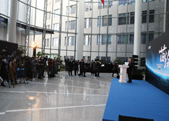 2021年2月26日，“中外媒體走進(jìn)10 億級(jí)新冠疫苗生產(chǎn)基地”活動(dòng)在國(guó)藥集團(tuán)中國(guó)生物北京生物所舉行，20余家中外媒體受邀參加