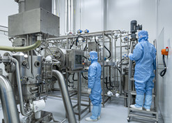 2022年，國藥醫工總院科技成果轉化中心科研人員正在工作中。